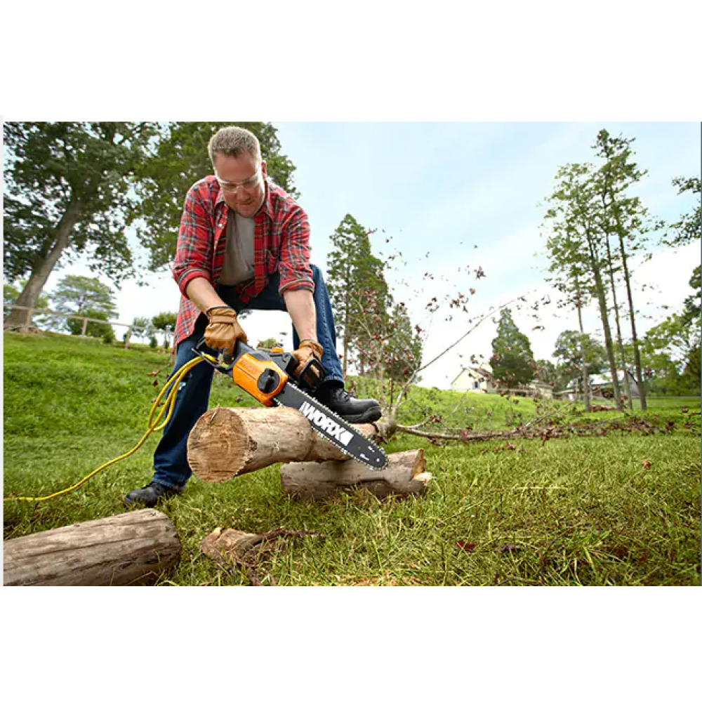 Пили дерево. Chain saw пила. Электрическая пила по дереву для женщин. Разнорабочие бензопила.